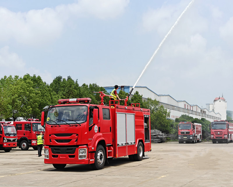 Isuzu 4X GIGA Trockenpulver-Feuerwehrauto